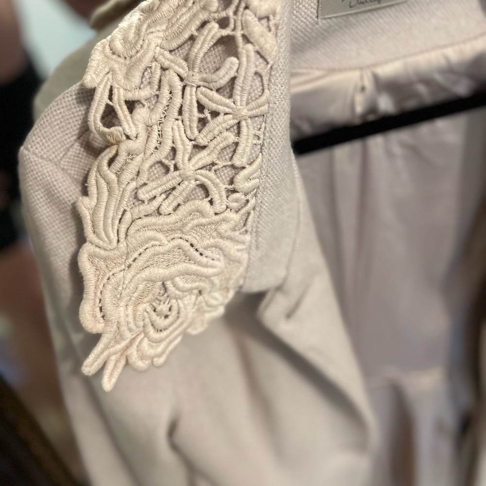 Luxurious Cream blush Coat with Lace Collar - Picture 2 of 3